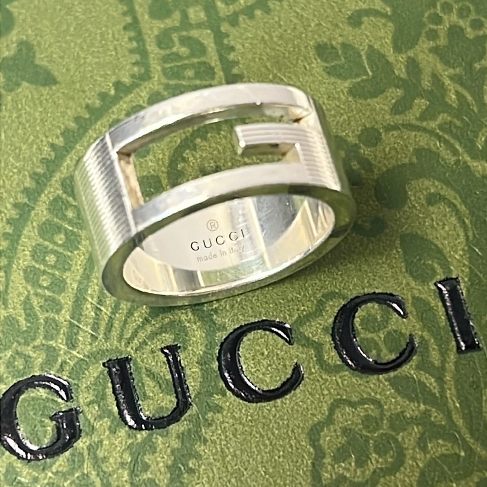 Gucci Silver Logo Cutout Band Ring - Polished Silver